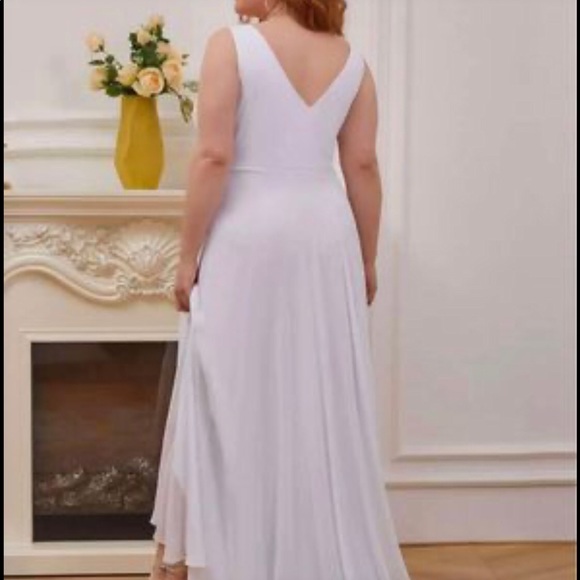 A beautiful chiffon style dress. Pure white a flowing train - Picture 5 of 5